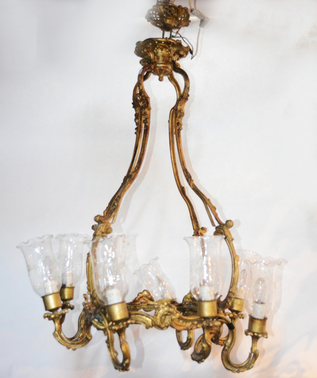Lustre de metal dourado para 8 luzes com mangas lavradas. Dois braços... - foto 2 de 5