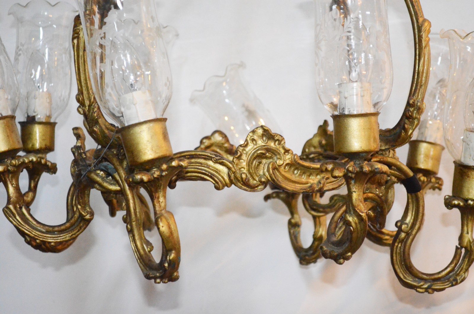 Lustre de metal dourado para 8 luzes com mangas lavradas. Dois braços... - foto 3 de 5