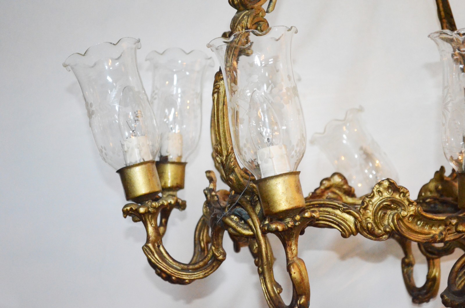 Lustre de metal dourado para 8 luzes com mangas lavradas. Dois braços... - foto 4 de 5