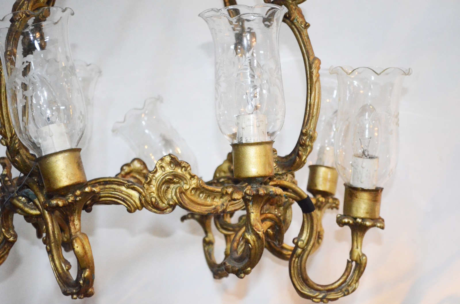 Lustre de metal dourado para 8 luzes com mangas lavradas. Dois braços... - foto 5 de 5