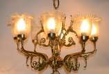 Lustre de metal dourado para 8 luzes, mangas de... - Lustre de metal dourado para 8 luzes, mangas de vidro trabalhado.