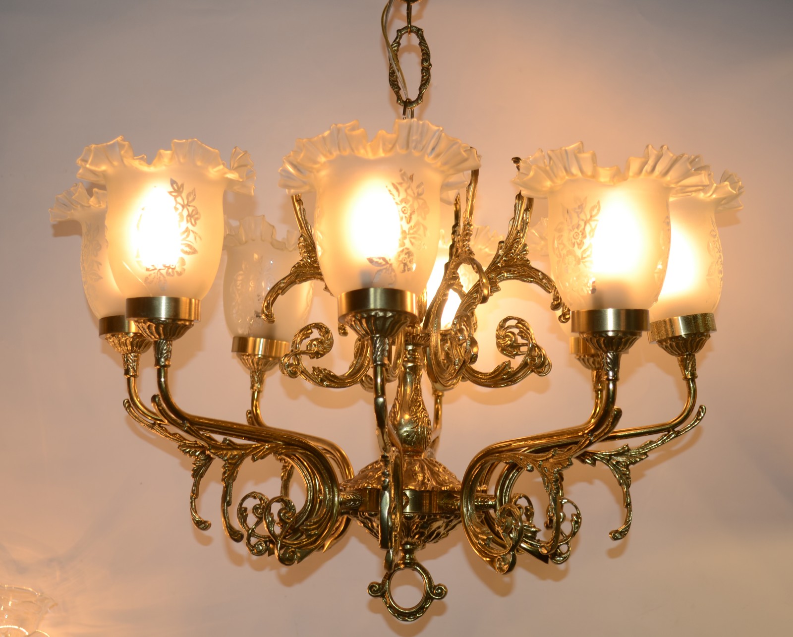 Lustre de metal dourado para 8 luzes, mangas de vidro trabalhado. - foto 1 de 3