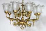 Lustre de metal dourado para 8 luzes, mangas de... - Lustre de metal dourado para 8 luzes, mangas de vidro trabalhado.
