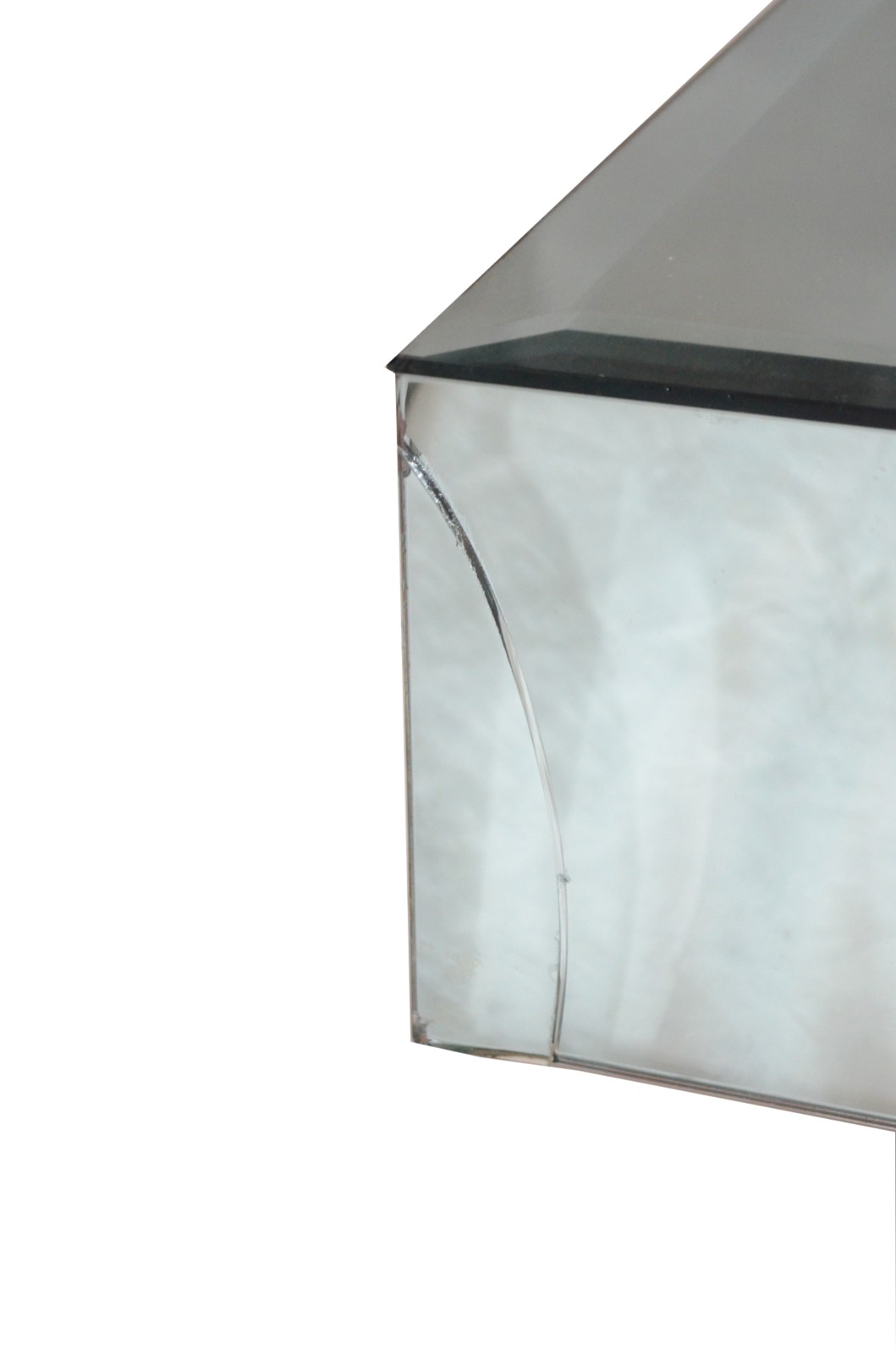 Mesa de centro com tampo de cristal bisotado. Pequena parte quebrada. - foto 4 de 6