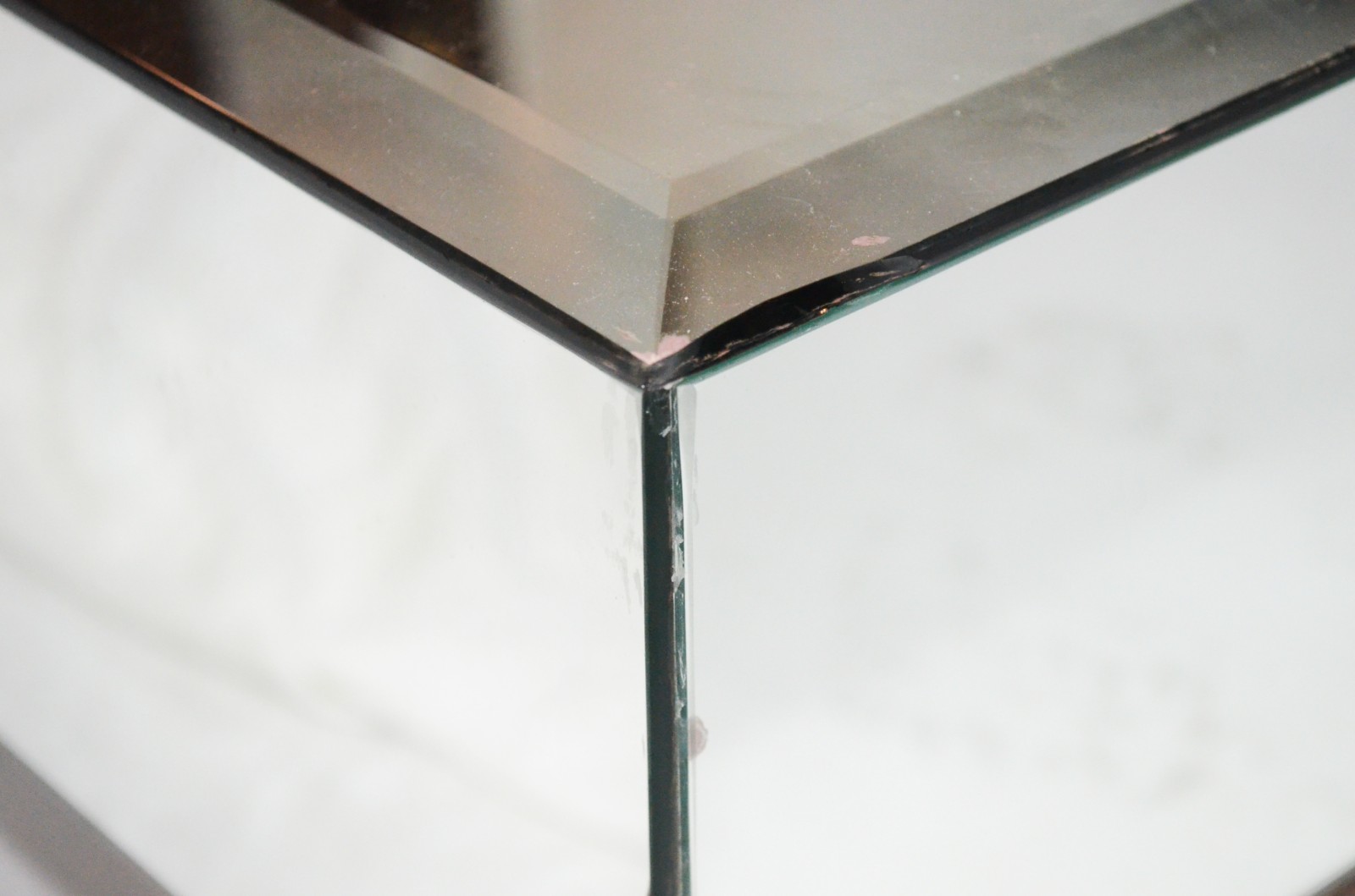 Mesa de centro com tampo de cristal bisotado. Pequena parte quebrada. - foto 6 de 6