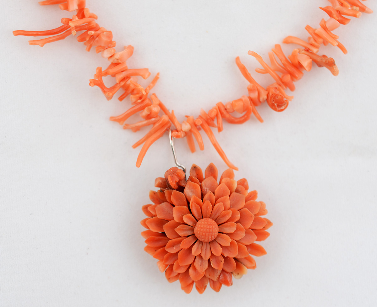 Colar com espículas de coral rosa, fecho em ouro 18 k. Ao centro... - foto 1 de 2
