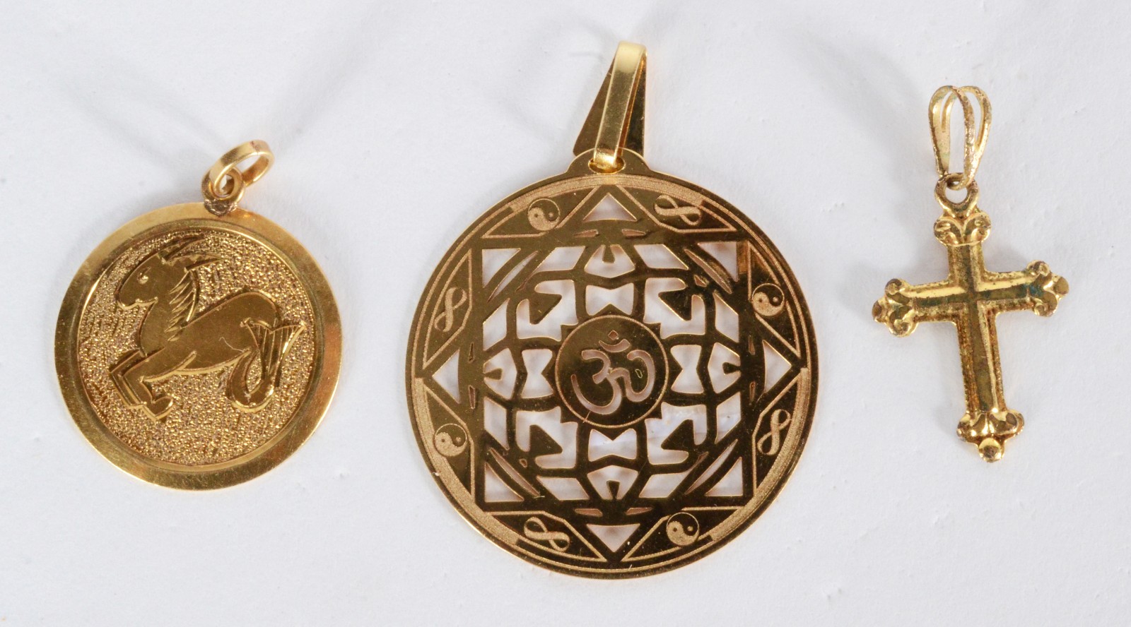 Três pendentes para colar de ouro 18 k. (Por motivos de segurança a... - foto 1 de 3