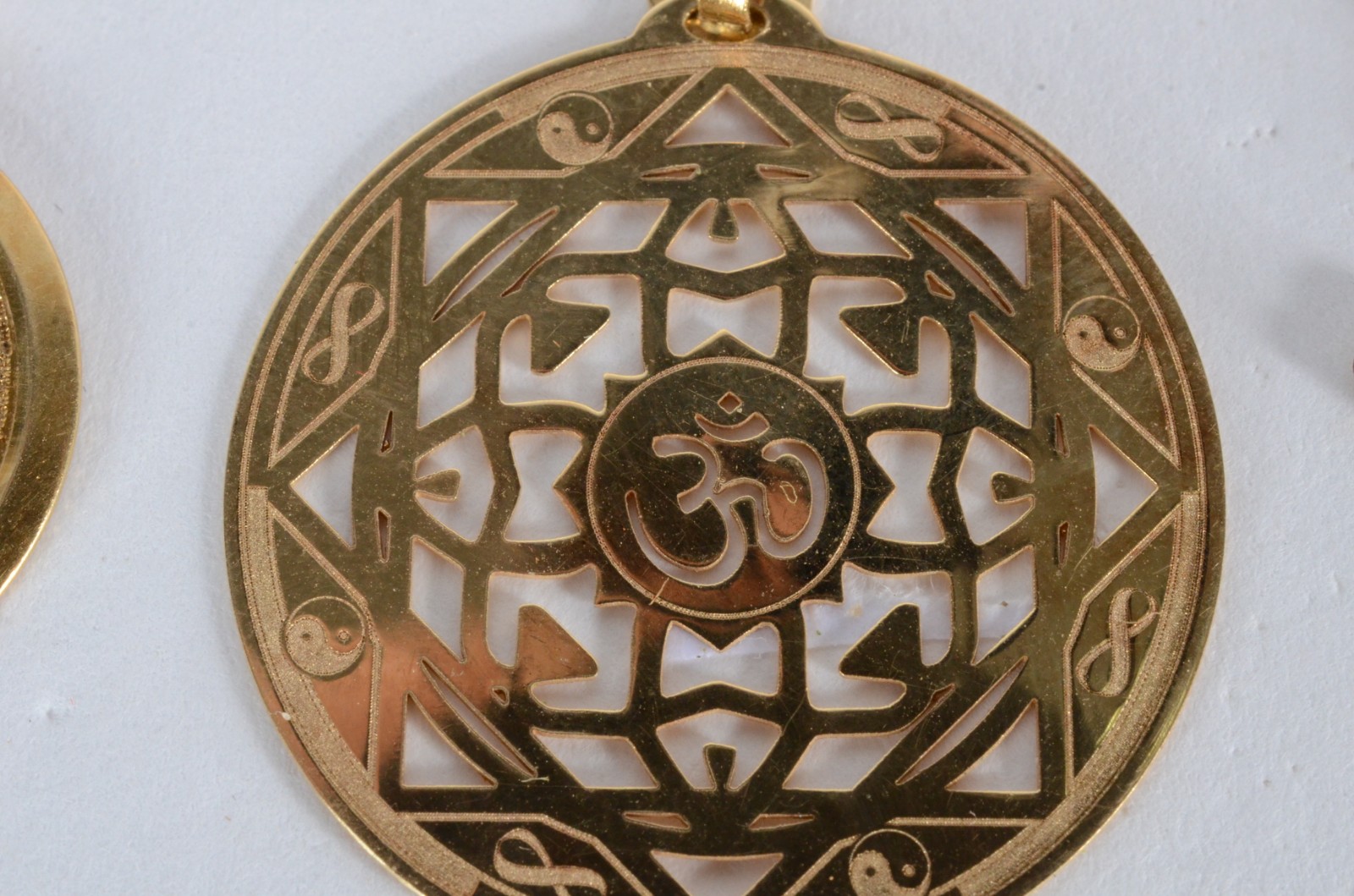 Três pendentes para colar de ouro 18 k. (Por motivos de segurança a... - foto 2 de 3