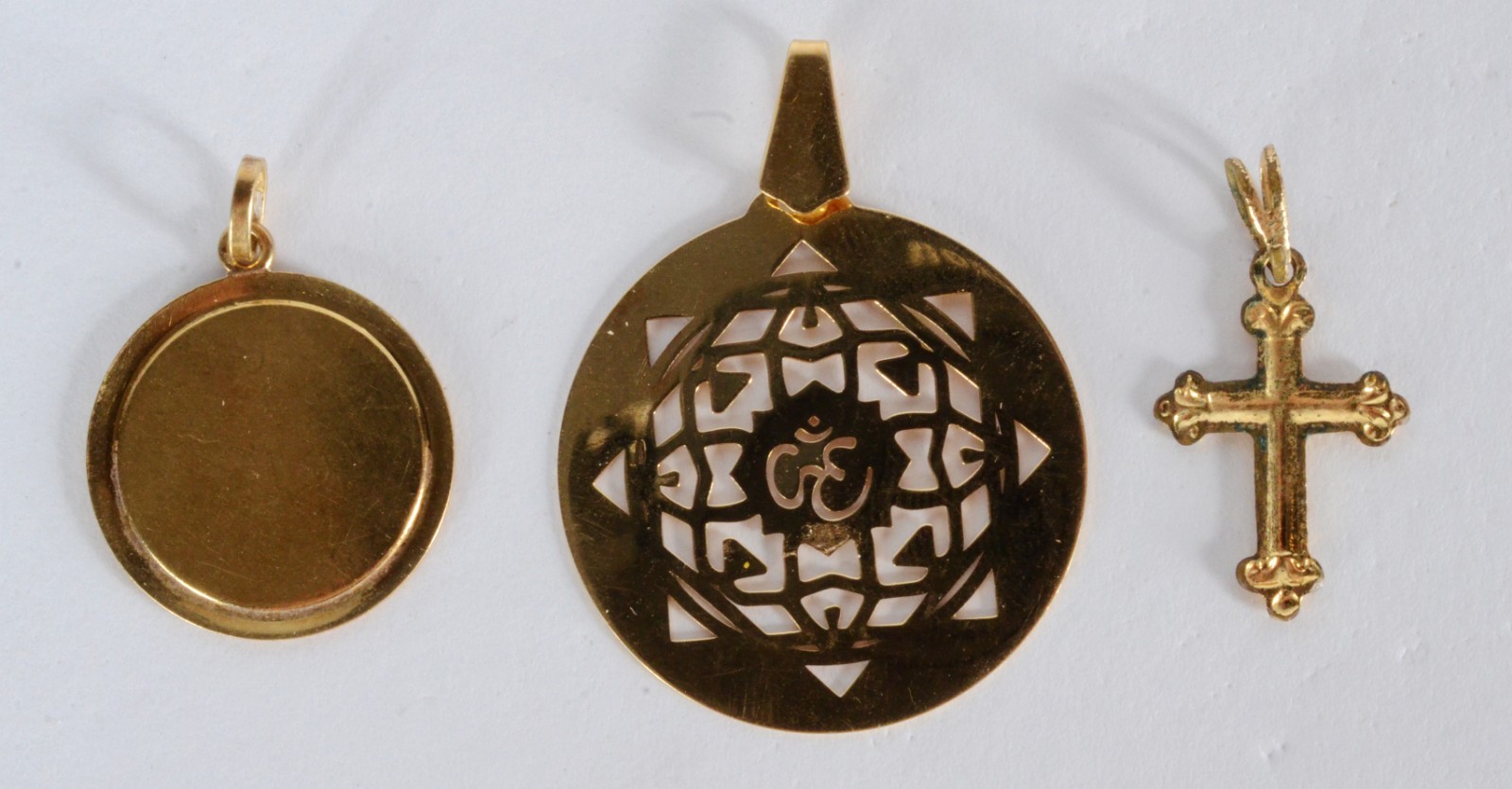 Três pendentes para colar de ouro 18 k. (Por motivos de segurança a... - foto 3 de 3