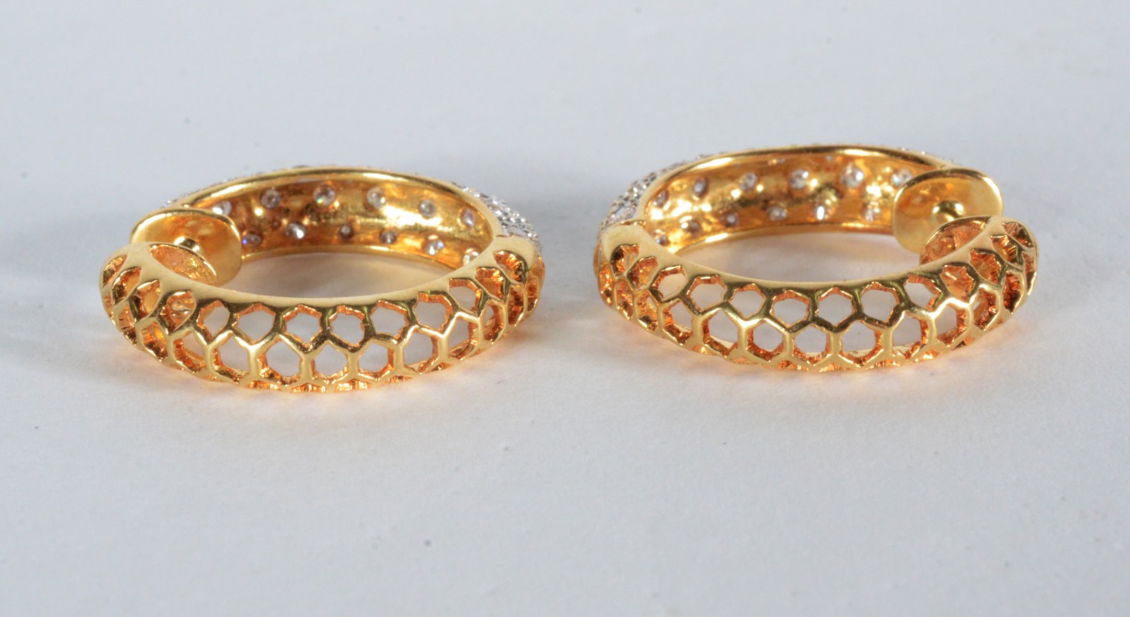 Par de brincos de ouro 18 k., com aproximadamente 60 brilhantes de... - foto 4 de 5