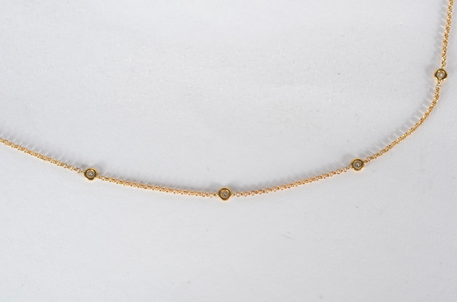 Colar de ouro 18 k., com brilhantes. (Por motivos de segurança a peça... - foto 1 de 5