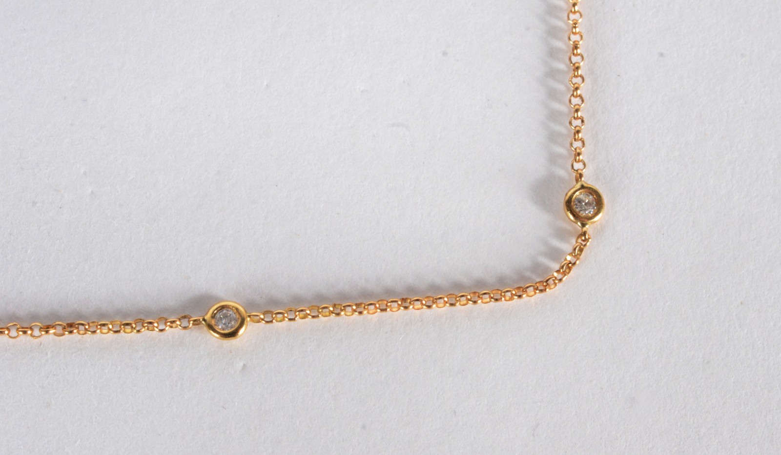 Colar de ouro 18 k., com brilhantes. (Por motivos de segurança a peça... - foto 3 de 5
