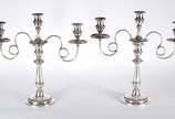 Par de candelabros de prata para 3 velas cada, ... - Par de candelabros de prata para 3 velas cada, contraste 10 Dinheiros, reversíveis para castiçais. Peso da prata: 3600 g. Pequeno amassado. (Por...