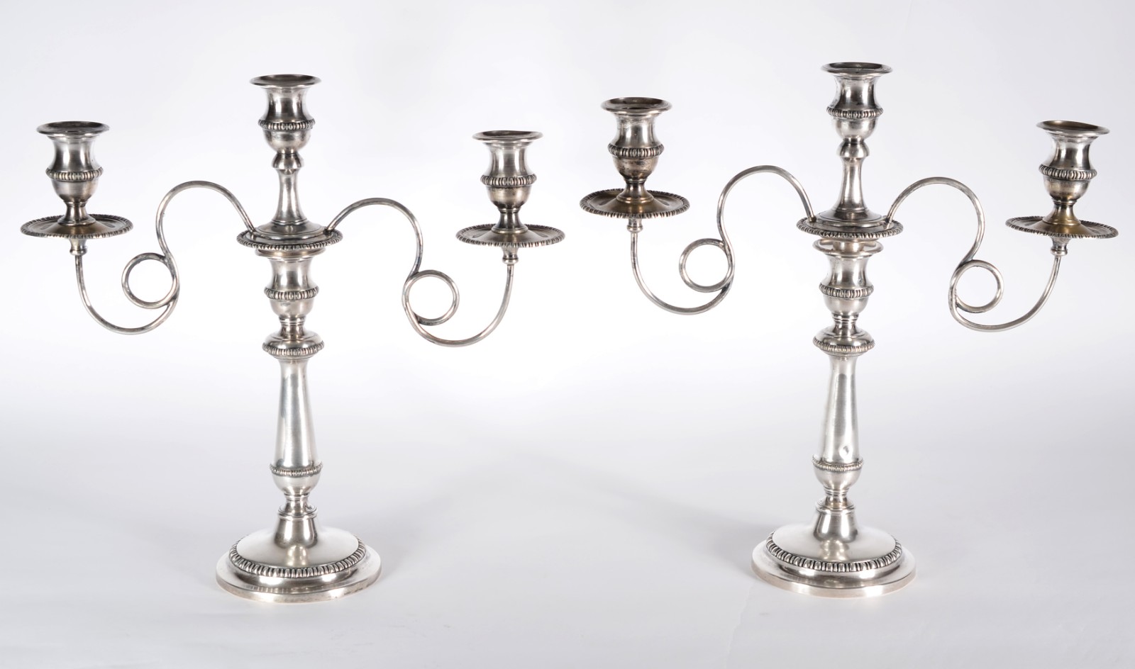 Par de candelabros de prata para 3 velas cada, contraste 10... - foto 1 de 10