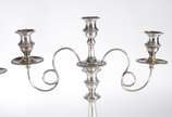 Par de candelabros de prata para 3 velas cada, ... - Par de candelabros de prata para 3 velas cada, contraste 10 Dinheiros, reversíveis para castiçais. Peso da prata: 3600 g. Pequeno amassado. (Por...