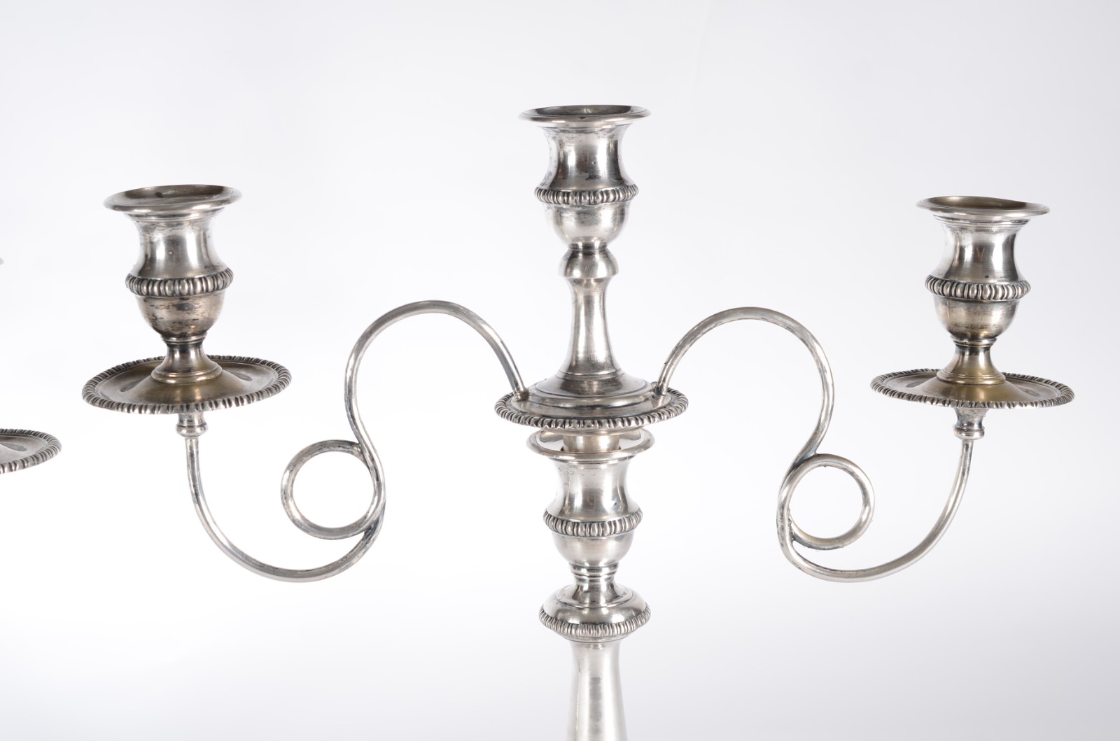Par de candelabros de prata para 3 velas cada, contraste 10... - foto 2 de 10