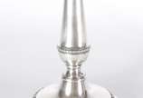 Par de candelabros de prata para 3 velas cada, ... - Par de candelabros de prata para 3 velas cada, contraste 10 Dinheiros, reversíveis para castiçais. Peso da prata: 3600 g. Pequeno amassado. (Por...