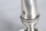 Par de candelabros de prata para 3 velas cada, ... - Par de candelabros de prata para 3 velas cada, contraste 10 Dinheiros, reversíveis para castiçais. Peso da prata: 3600 g. Pequeno amassado. (Por...