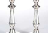 Par de candelabros de prata para 3 velas cada, ... - Par de candelabros de prata para 3 velas cada, contraste 10 Dinheiros, reversíveis para castiçais. Peso da prata: 3600 g. Pequeno amassado. (Por...