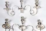 Par de candelabros de prata para 3 velas cada, ... - Par de candelabros de prata para 3 velas cada, contraste 10 Dinheiros, reversíveis para castiçais. Peso da prata: 3600 g. Pequeno amassado. (Por...