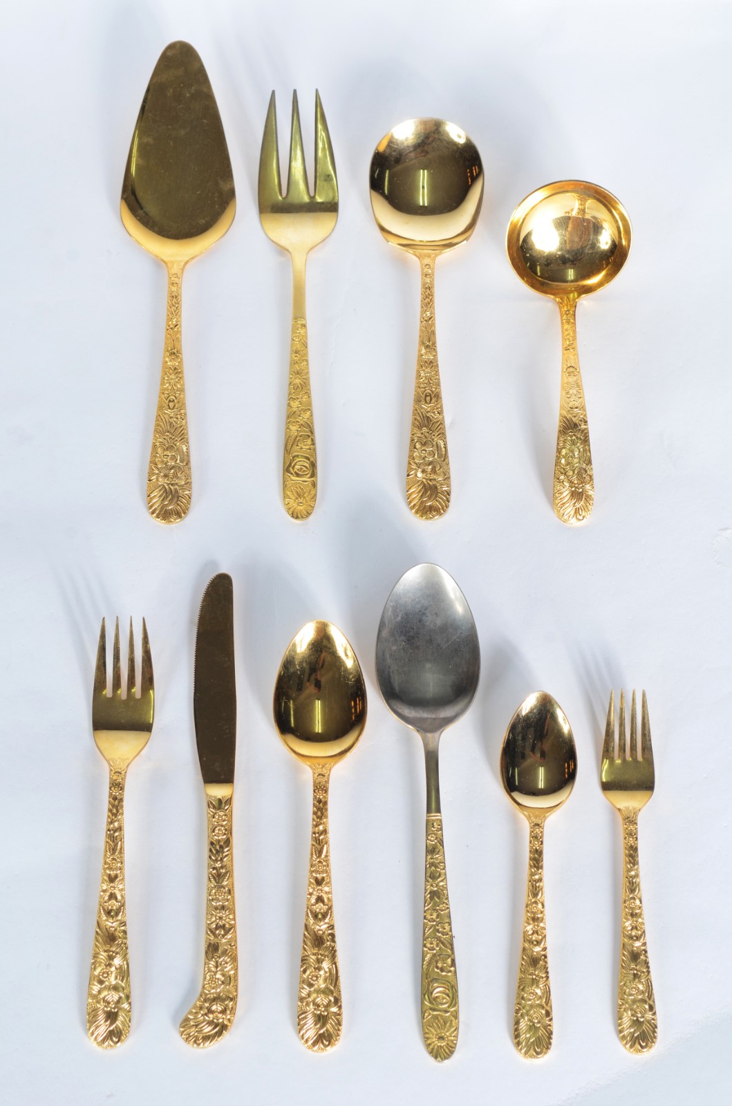 Faqueiro de metal dourado, composto de: 10 colheres, 9 garfos, 10... - foto 1 de 6