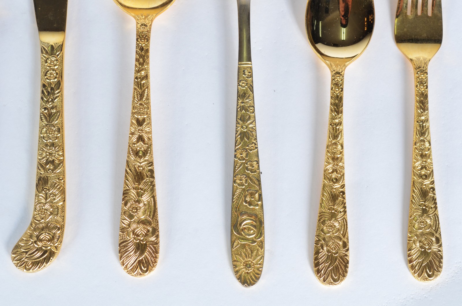 Faqueiro de metal dourado, composto de: 10 colheres, 9 garfos, 10... - foto 2 de 6
