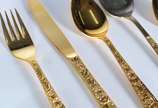 Faqueiro de metal dourado, composto de: 10 colh... - Faqueiro de metal dourado, composto de: 10 colheres, 9 garfos, 10 facas grandes; 23 colheres, 10 garfos para sobremesa e 6 peças de servir. Tota...