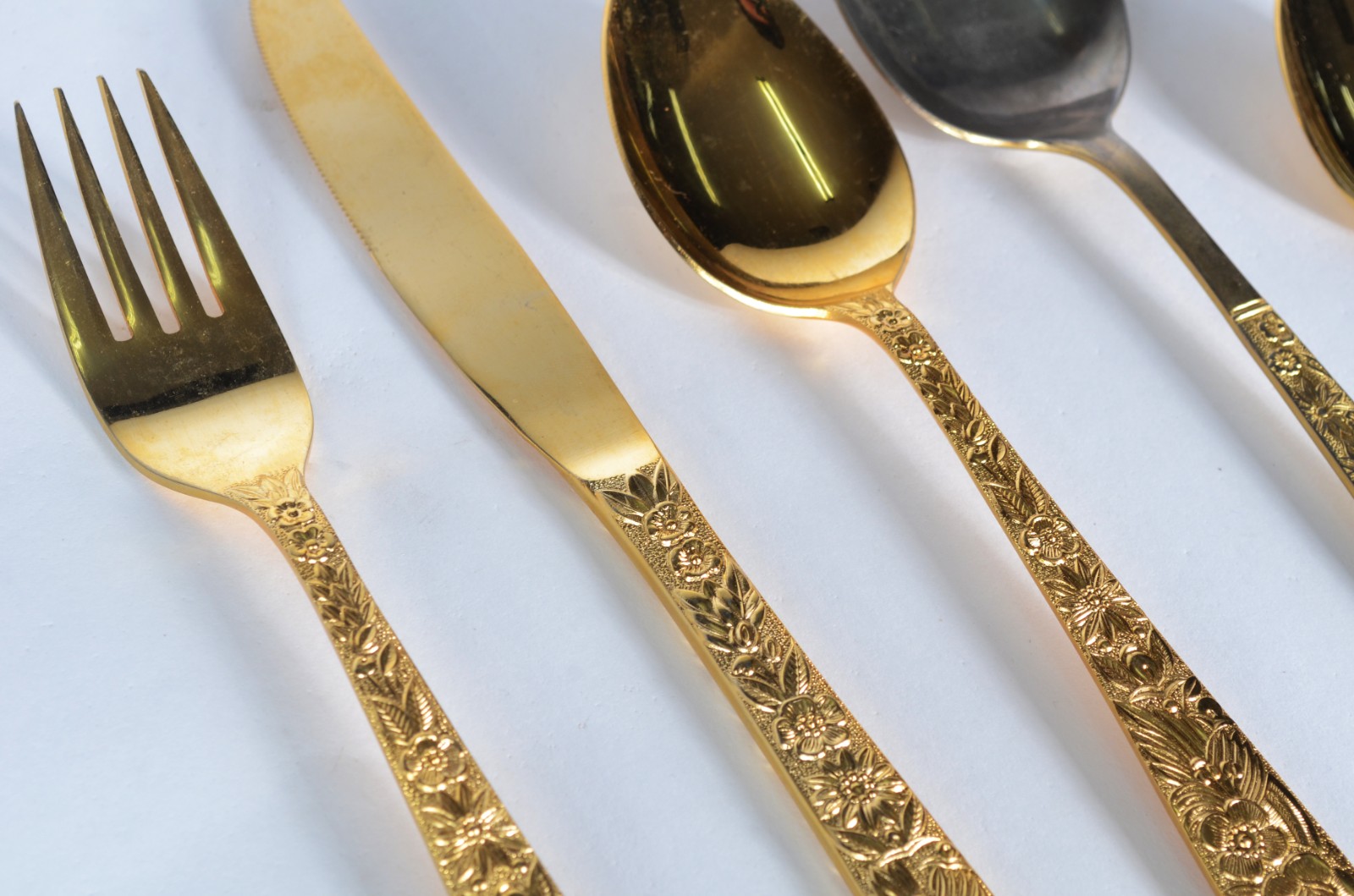 Faqueiro de metal dourado, composto de: 10 colheres, 9 garfos, 10... - foto 3 de 6