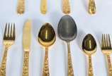 Faqueiro de metal dourado, composto de: 10 colh... - Faqueiro de metal dourado, composto de: 10 colheres, 9 garfos, 10 facas grandes; 23 colheres, 10 garfos para sobremesa e 6 peças de servir. Tota...