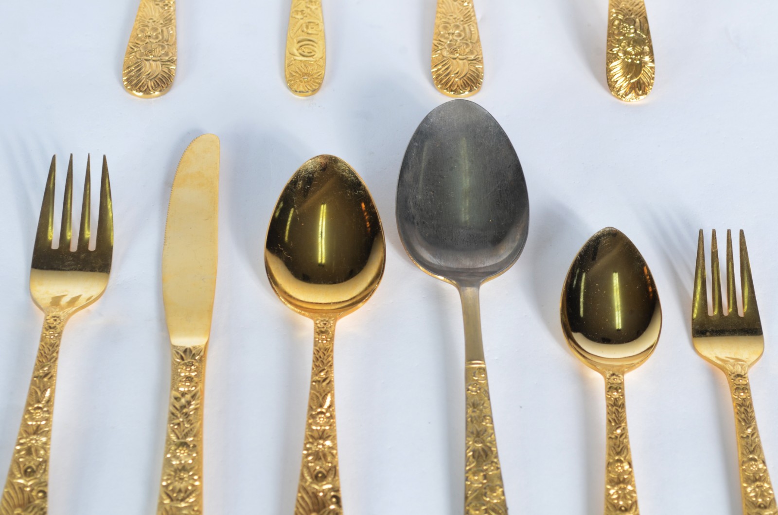 Faqueiro de metal dourado, composto de: 10 colheres, 9 garfos, 10... - foto 4 de 6