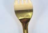 Faqueiro de metal dourado, composto de: 10 colh... - Faqueiro de metal dourado, composto de: 10 colheres, 9 garfos, 10 facas grandes; 23 colheres, 10 garfos para sobremesa e 6 peças de servir. Tota...