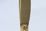 Faqueiro de metal dourado, composto de: 10 colh... - Faqueiro de metal dourado, composto de: 10 colheres, 9 garfos, 10 facas grandes; 23 colheres, 10 garfos para sobremesa e 6 peças de servir. Tota...