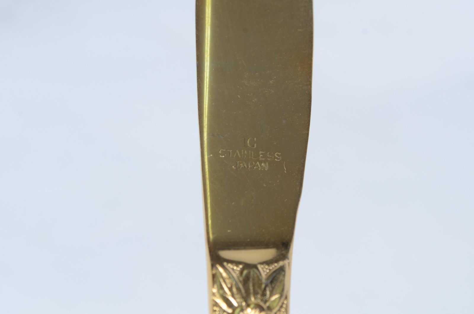 Faqueiro de metal dourado, composto de: 10 colheres, 9 garfos, 10... - foto 6 de 6