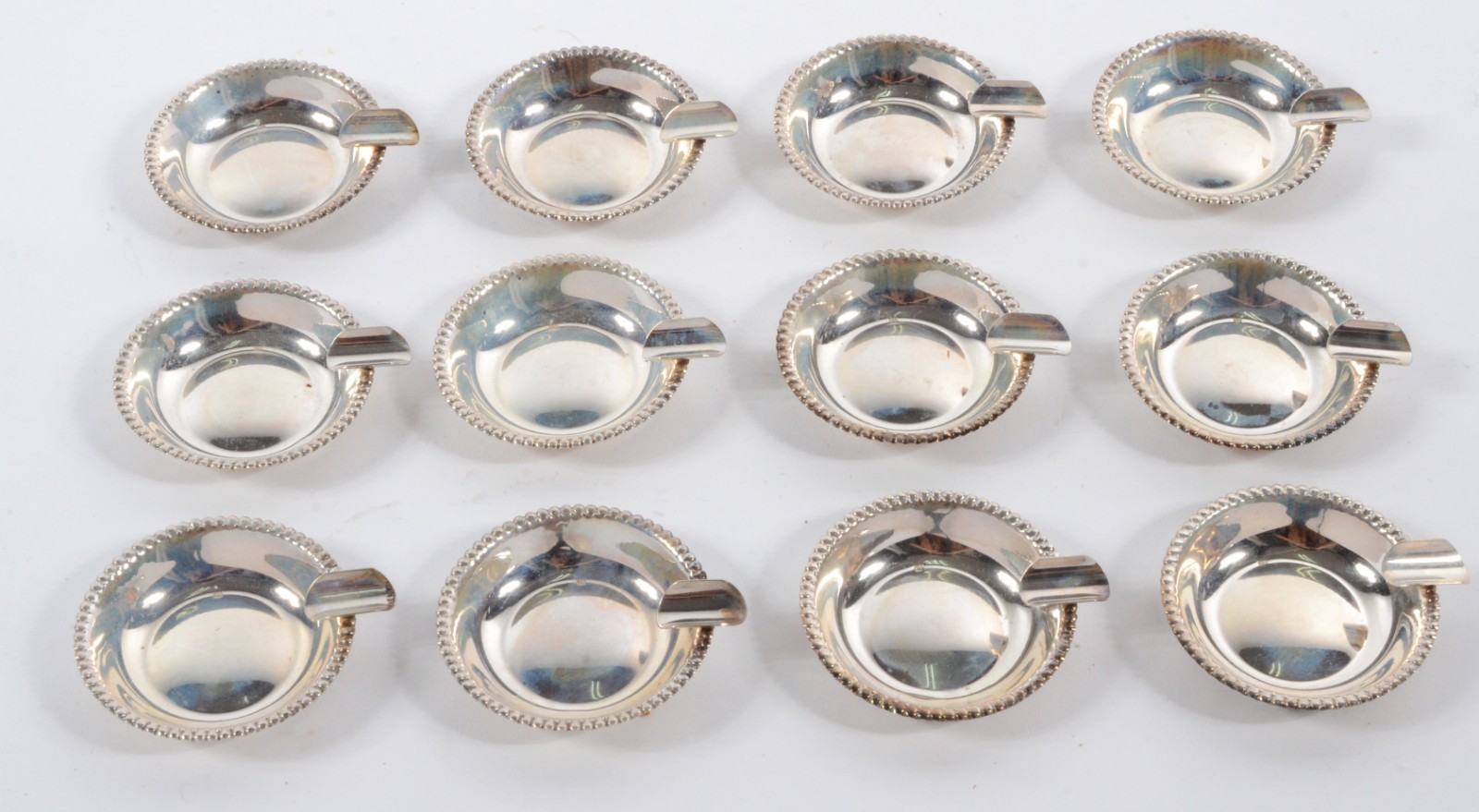 Conjunto com 12 cinzeiros individuais de prata, contraste 900 mls... - foto 2 de 4