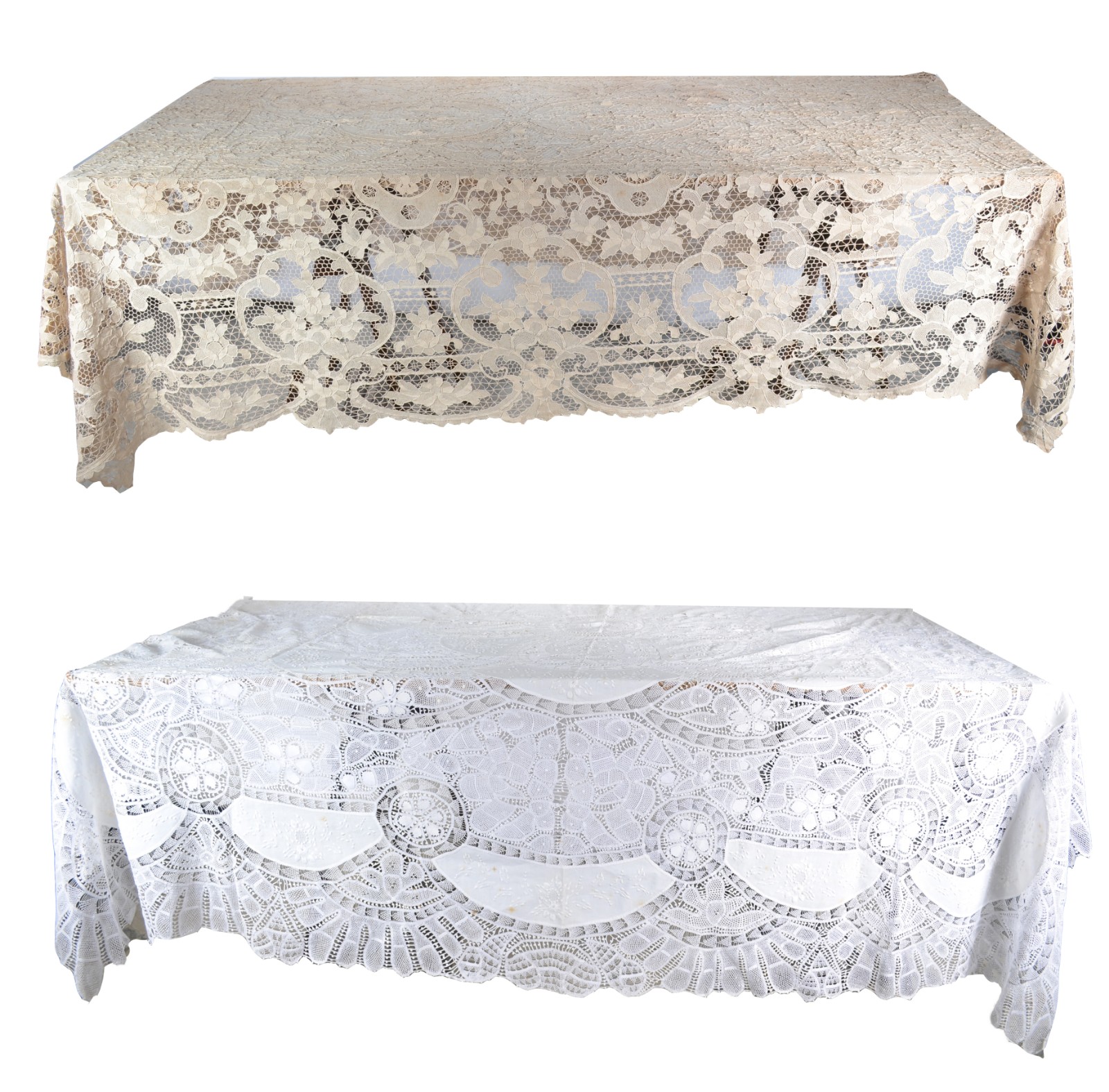 Duas toalhas de mesa bordadas e rendadas, sendo uma na cor branca e... - foto 1 de 11