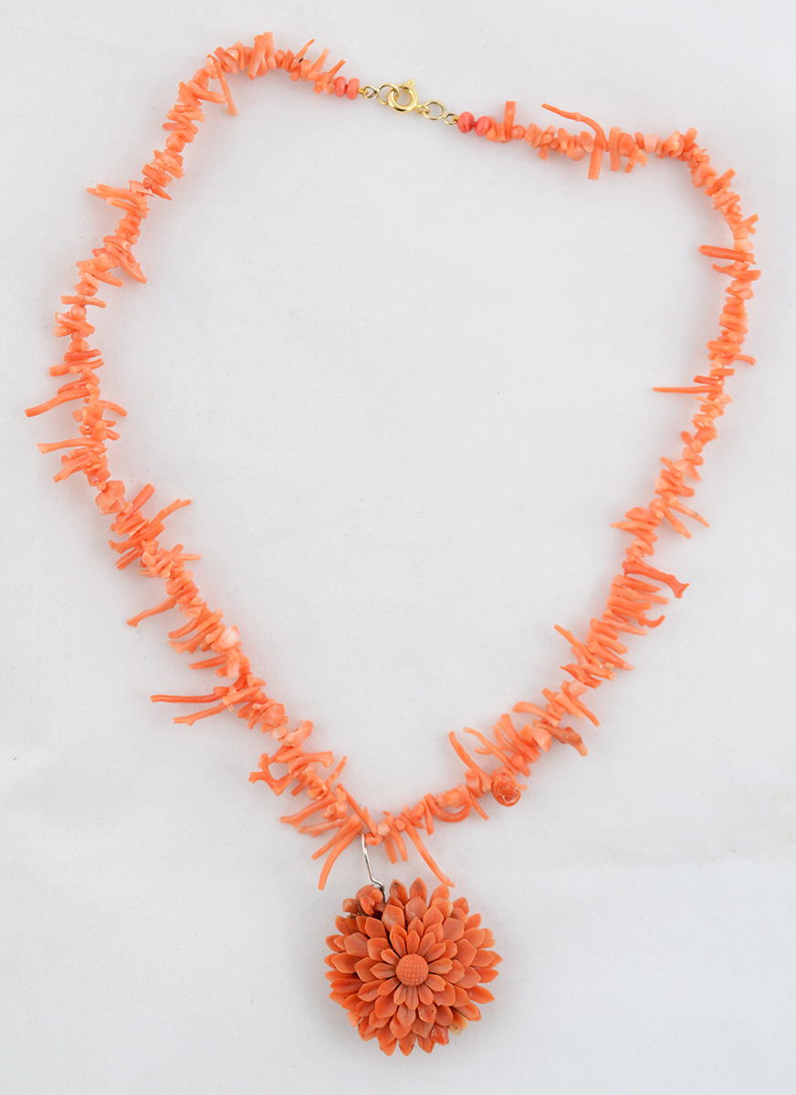 Colar com espículas de coral rosa, fecho em ouro 18 k. Ao centro... - foto 2 de 2