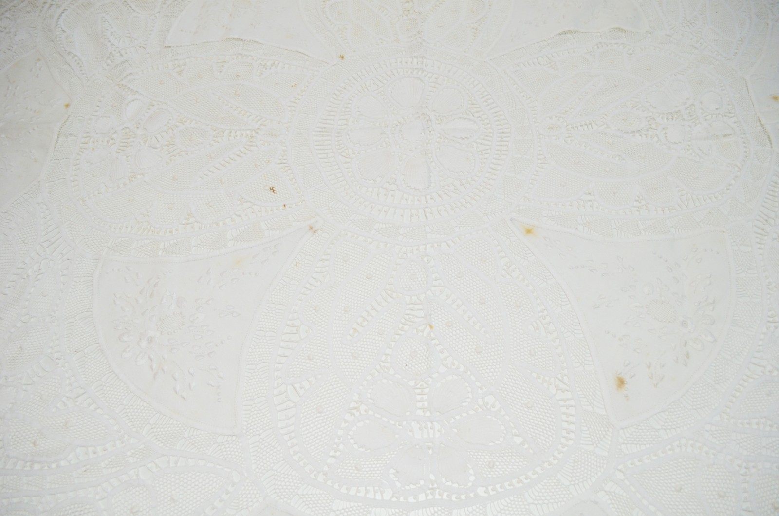 Duas toalhas de mesa bordadas e rendadas, sendo uma na cor branca e... - foto 8 de 11