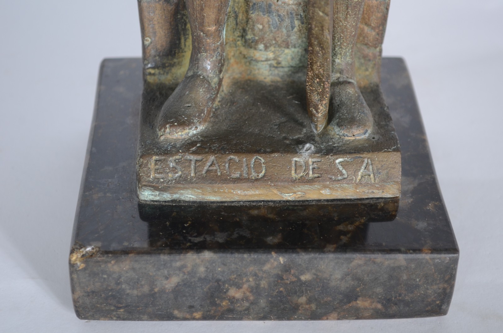 Escultura de bronze patinado representando Estácio de Sá, base de... - foto 7 de 9