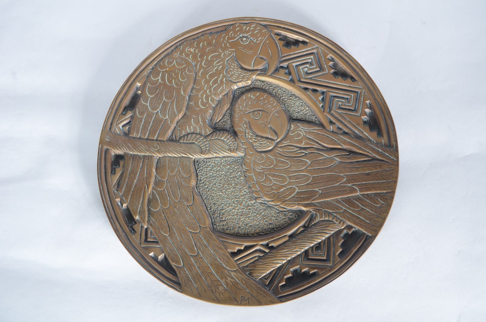 Placa de bronze com figuras de araras em relevo, assinada. Feito pela... - foto 1 de 7