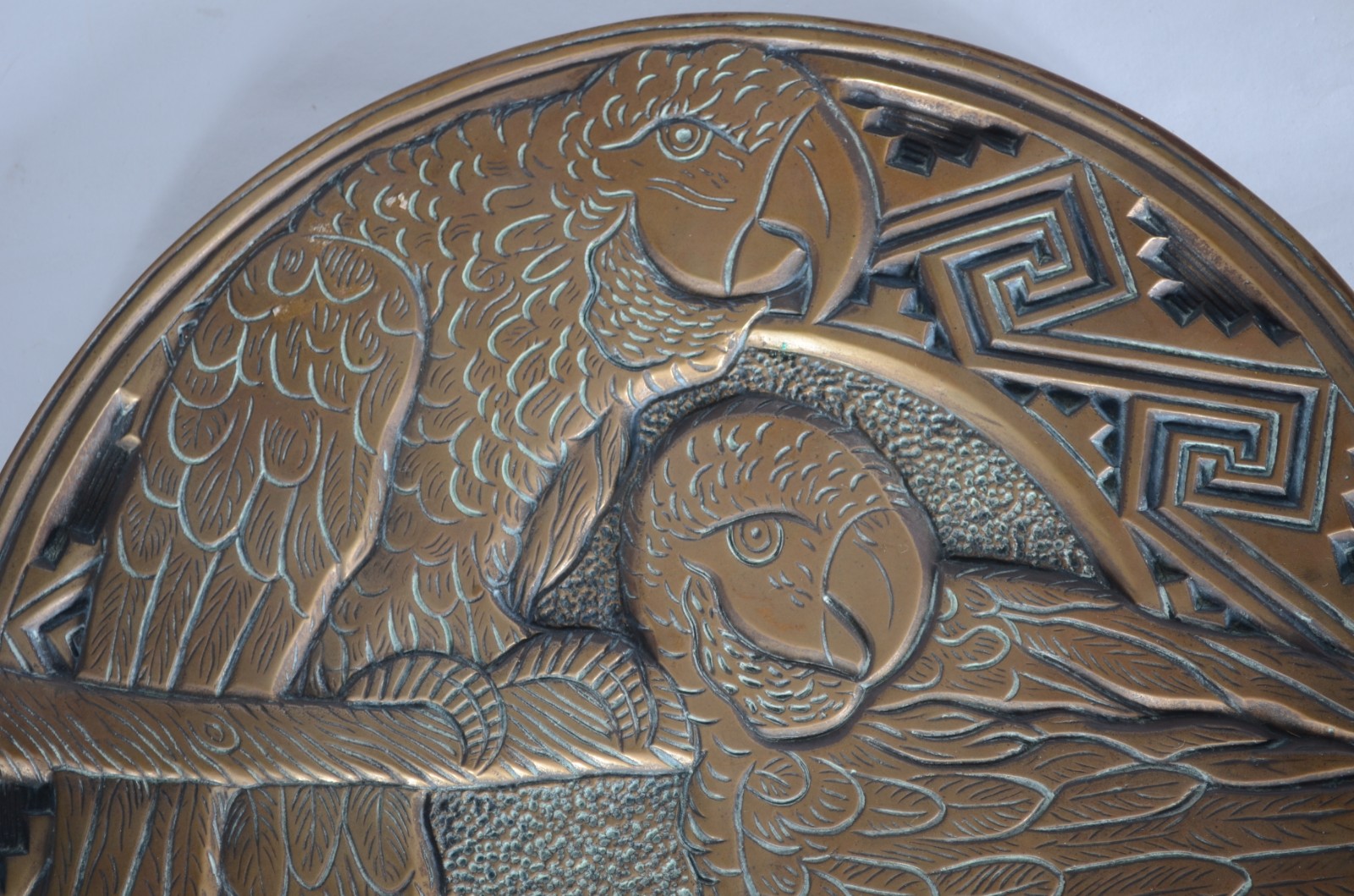 Placa de bronze com figuras de araras em relevo, assinada. Feito pela... - foto 2 de 7