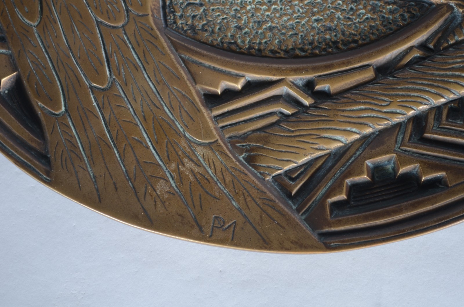 Placa de bronze com figuras de araras em relevo, assinada. Feito pela... - foto 3 de 7