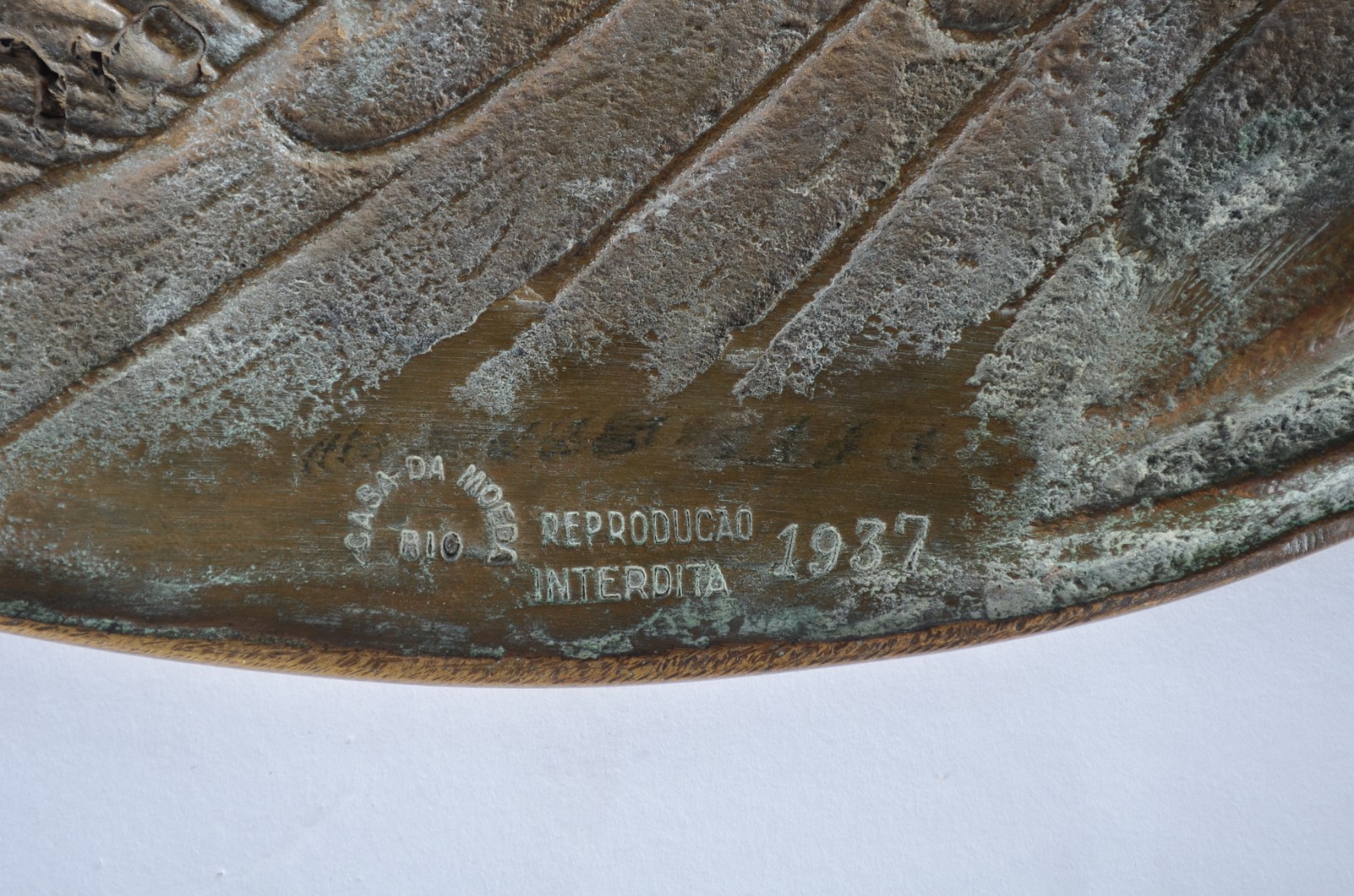Placa de bronze com figuras de araras em relevo, assinada. Feito pela... - foto 7 de 7