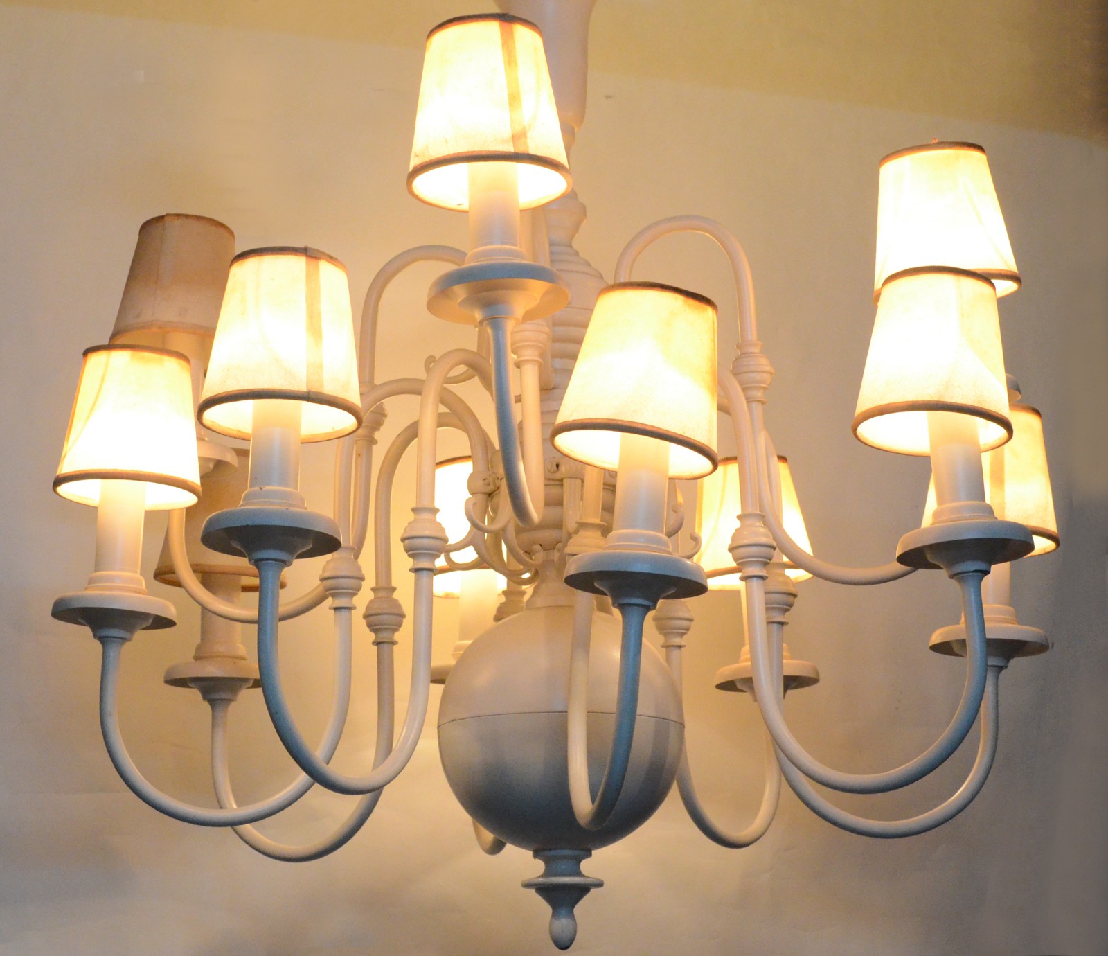 Lustre de metal pintado de branco, estilo holandês para 12 luzes. - foto 1 de 4