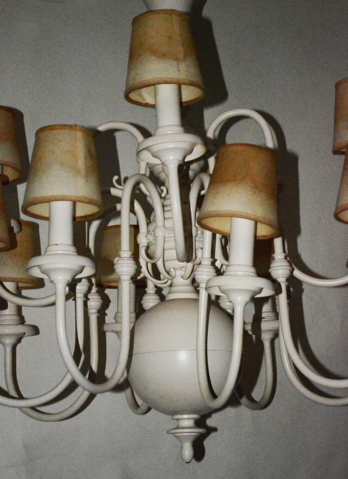 Lustre de metal pintado de branco, estilo holandês para 12 luzes. - foto 3 de 4