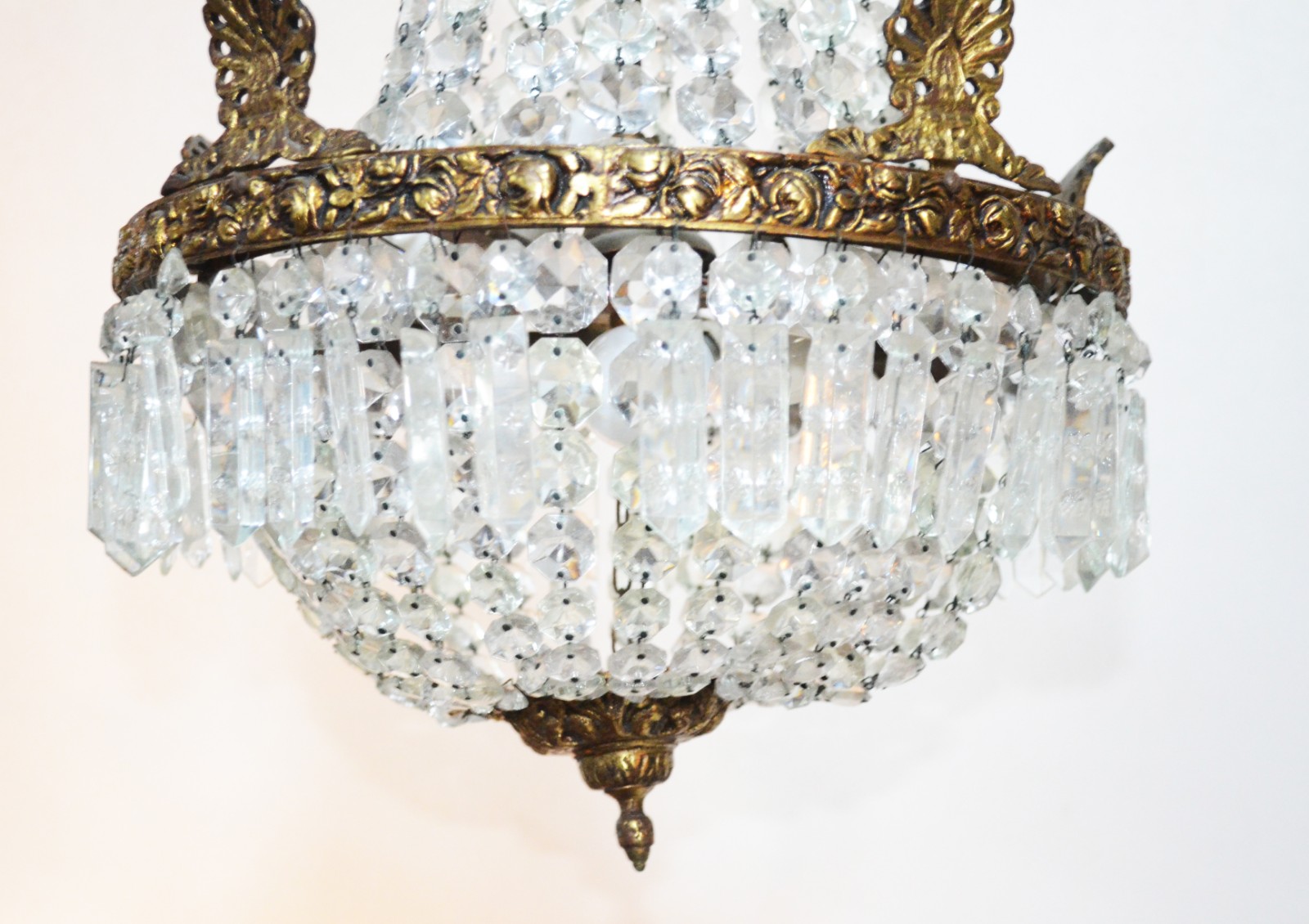 Lustre estilo Império de metal e contas de cristal lapidado. - foto 5 de 8