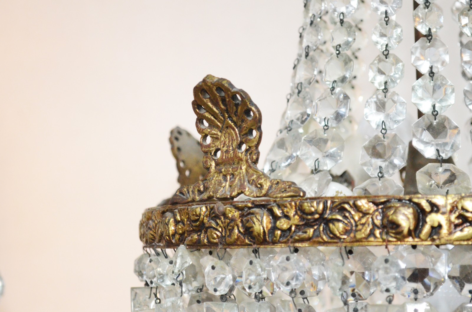 Lustre estilo Império de metal e contas de cristal lapidado. - foto 6 de 8