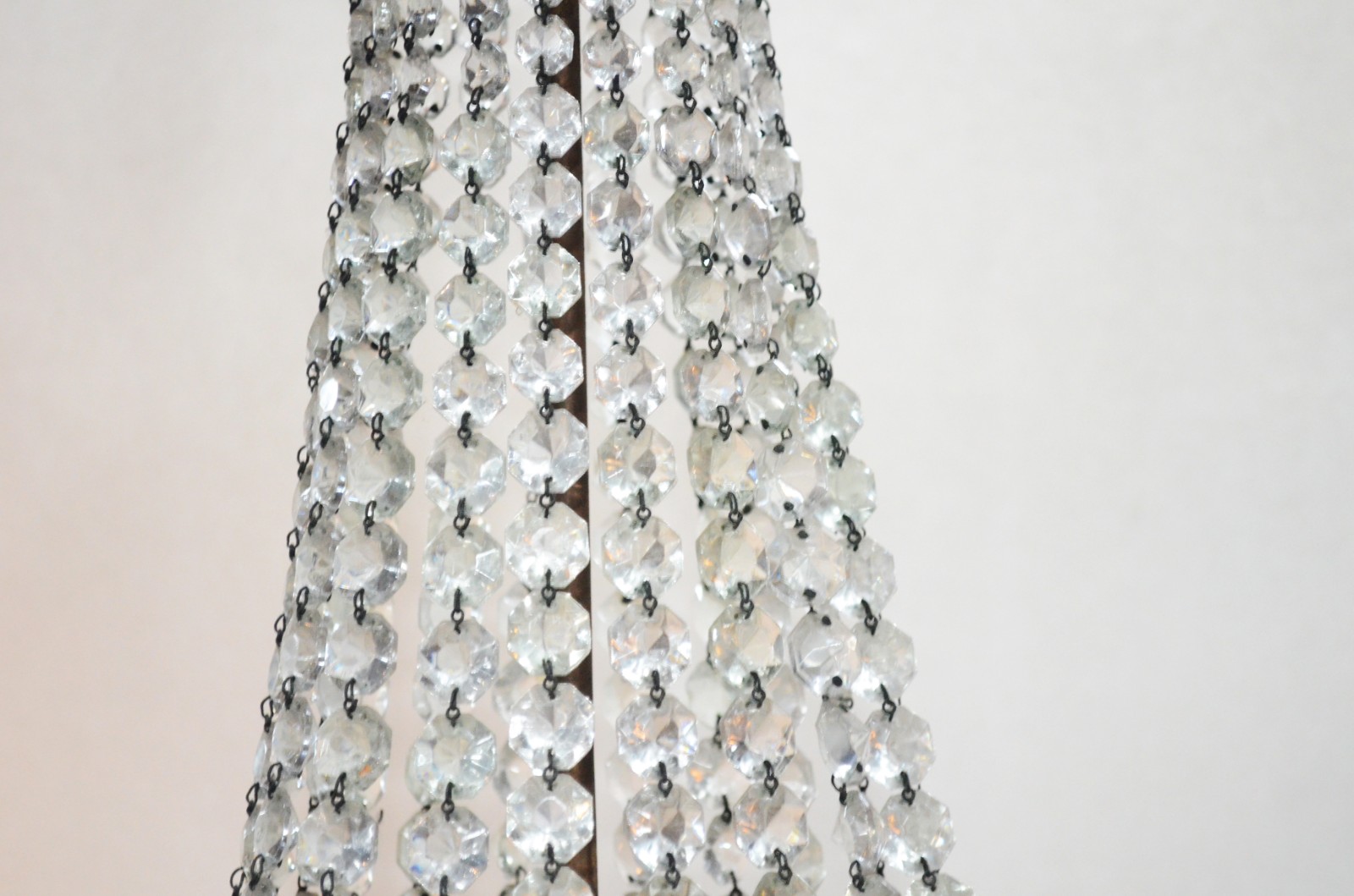 Lustre estilo Império de metal e contas de cristal lapidado. - foto 7 de 8
