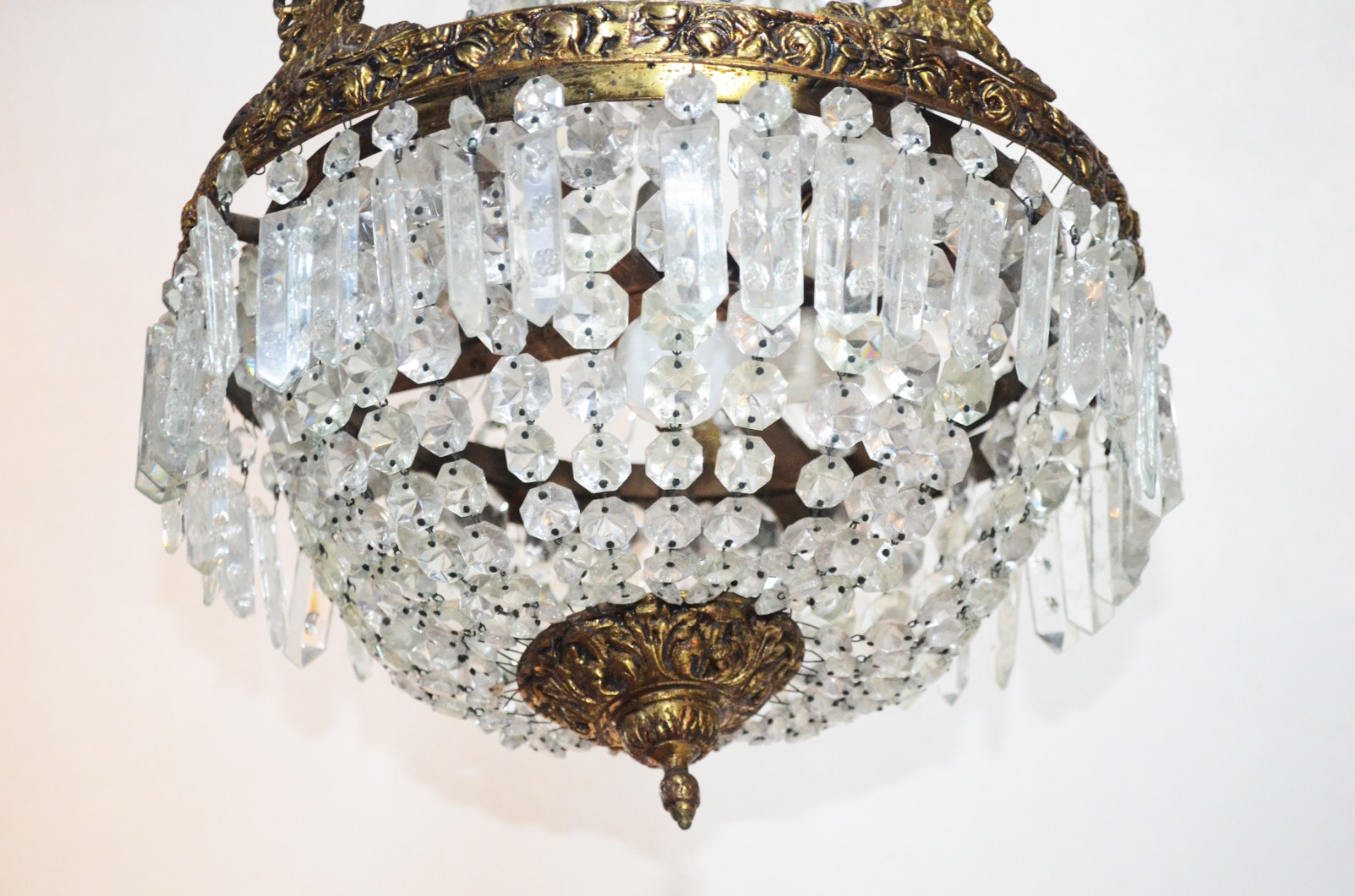 Lustre estilo Império de metal e contas de cristal lapidado. - foto 8 de 8