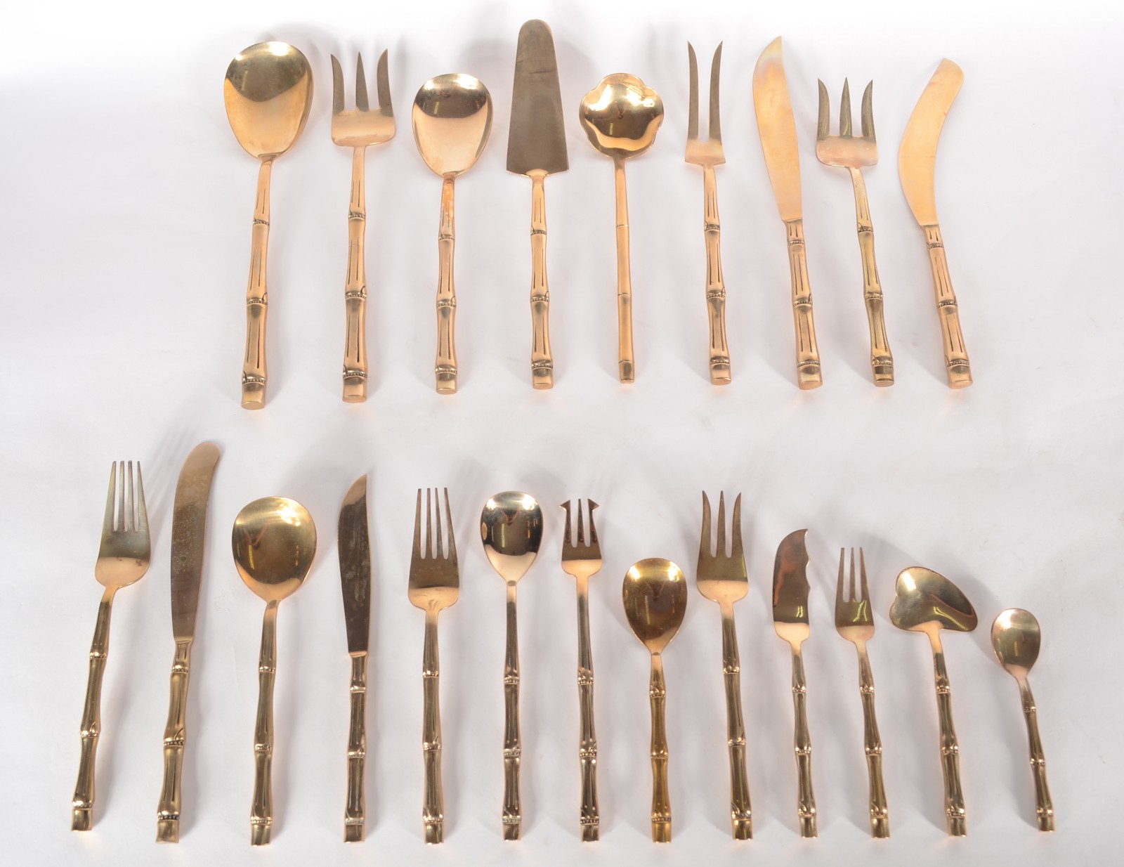 Faqueiro dourado "Tailand", composto de: 12 garfos, 14 facas, 12... - foto 1 de 7