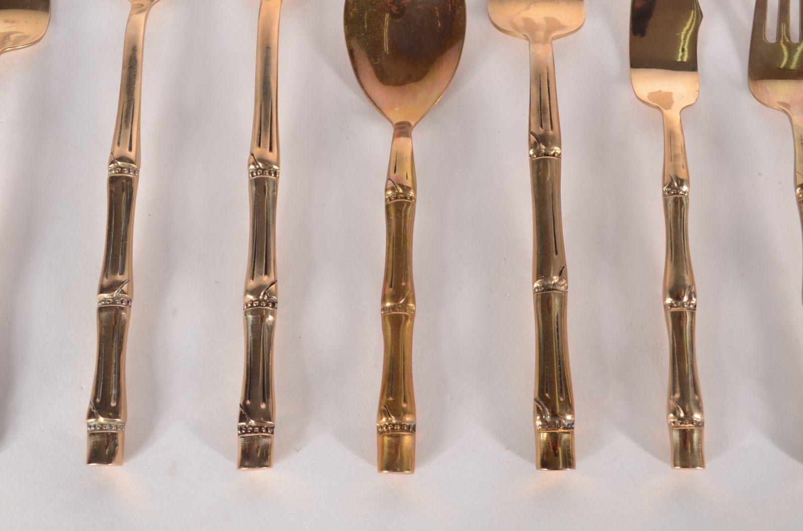 Faqueiro dourado "Tailand", composto de: 12 garfos, 14 facas, 12... - foto 2 de 7